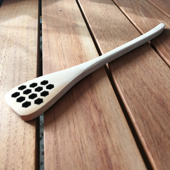 Cuchara de miel con forma de celdilla